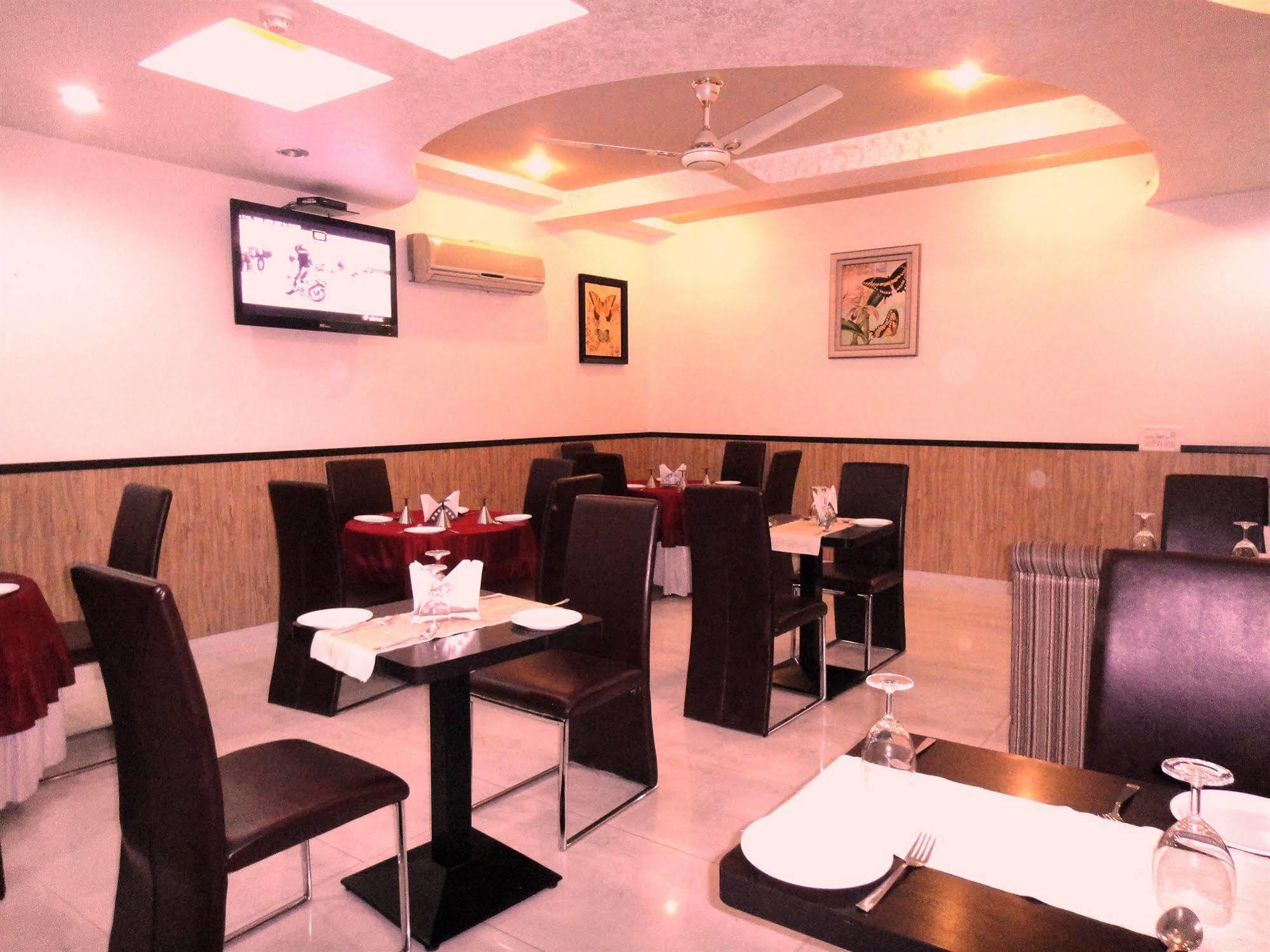 Hotel Orbit 34 Chandīgarh Buitenkant foto