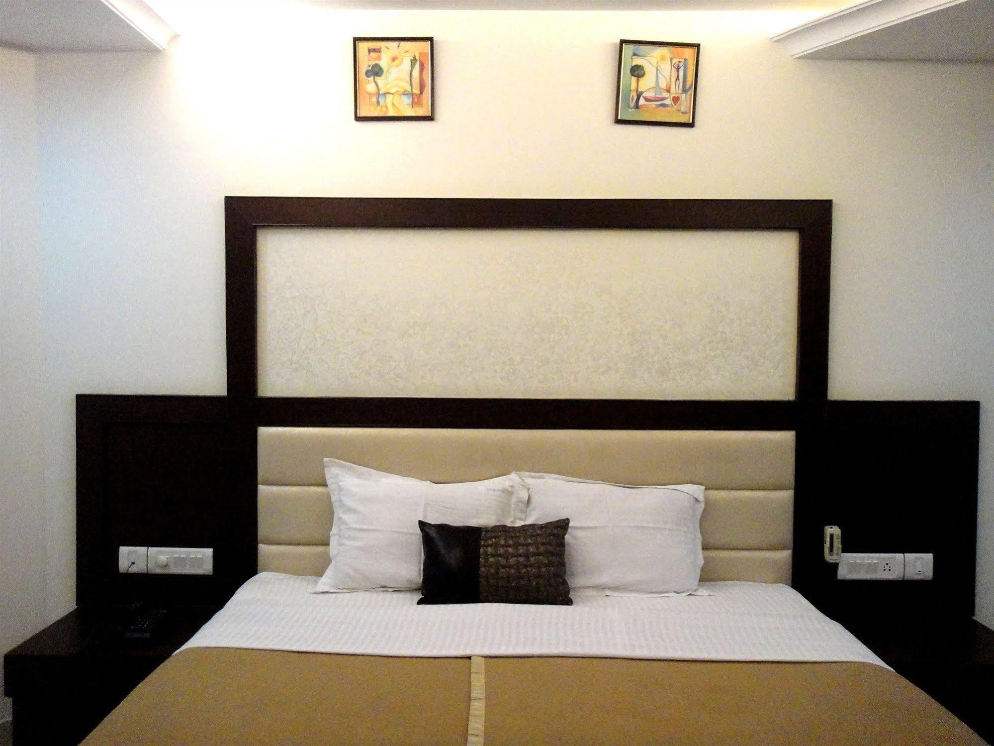 Hotel Orbit 34 Chandīgarh Buitenkant foto