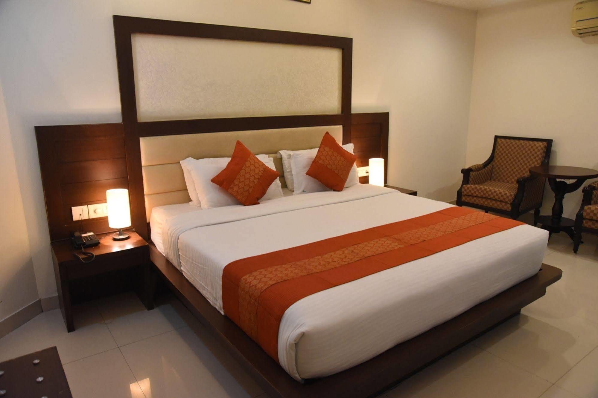 Hotel Orbit 34 Chandīgarh Buitenkant foto