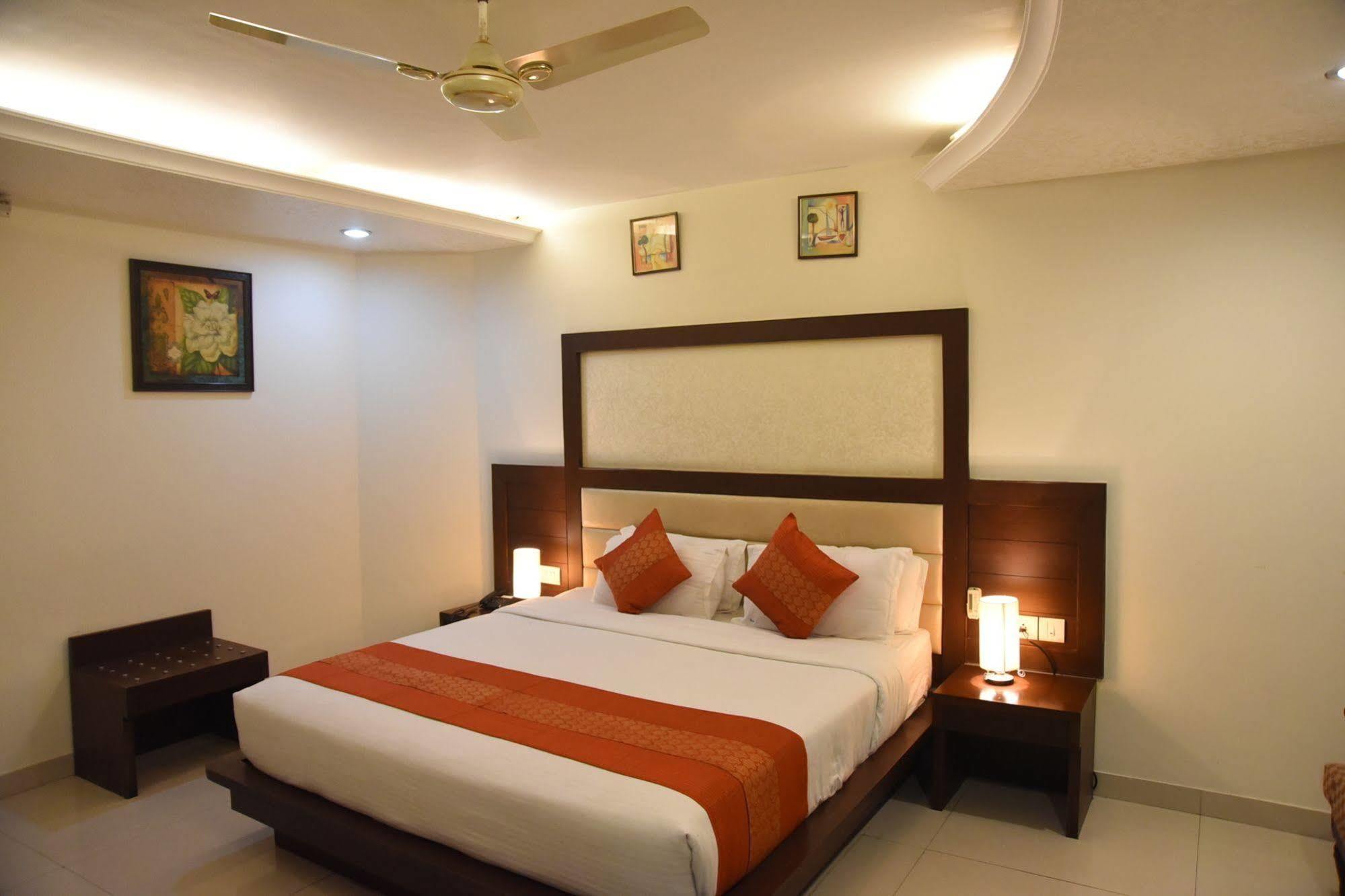 Hotel Orbit 34 Chandīgarh Buitenkant foto