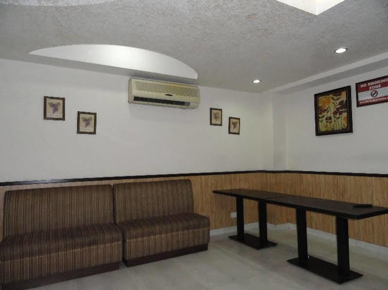 Hotel Orbit 34 Chandīgarh Buitenkant foto